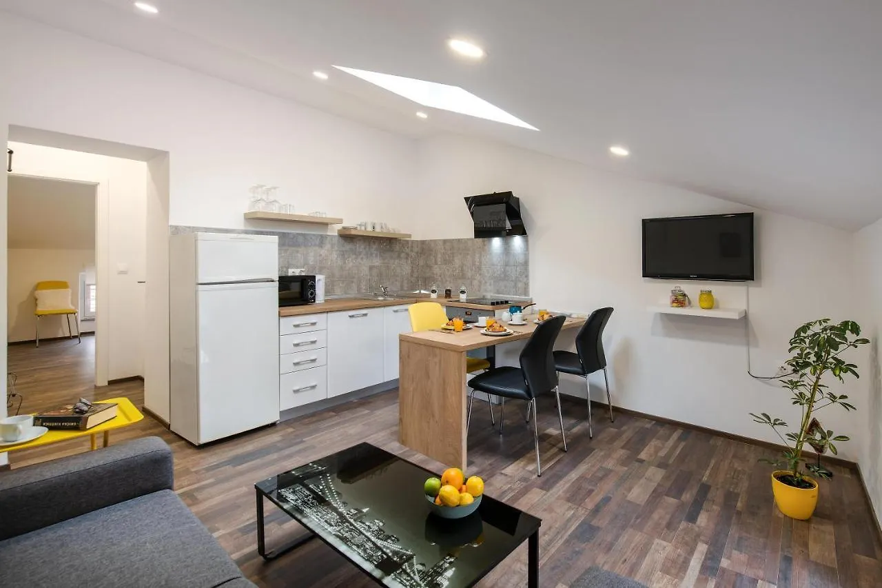 Hana - Attic Apartment In City Center Pula