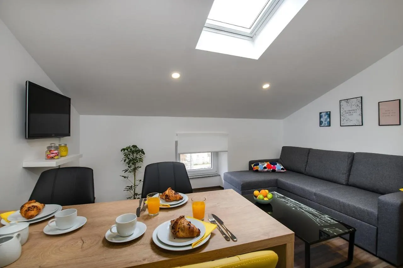 Hana - Attic Apartment In City Center Pula 0*,