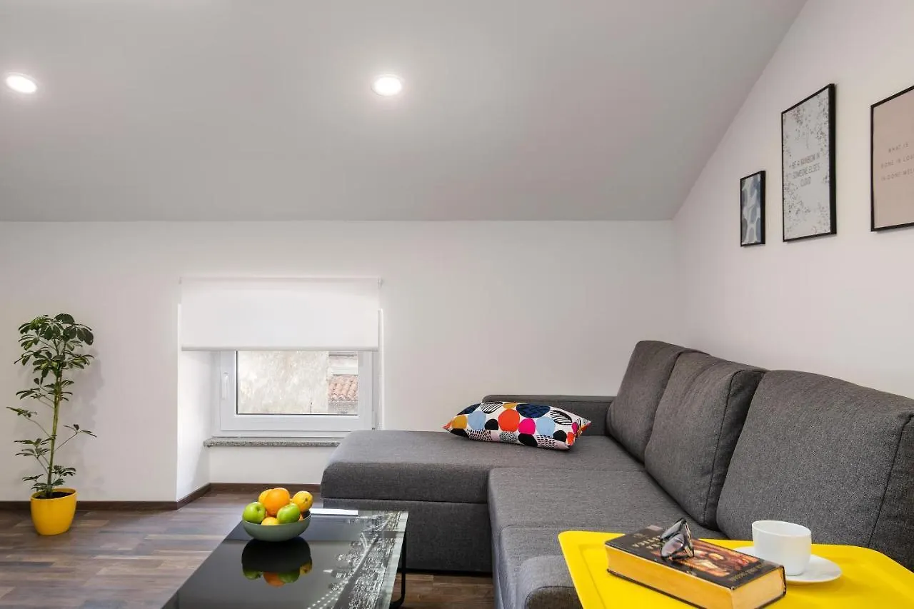 Hana - Attic Apartment In City Center Pula