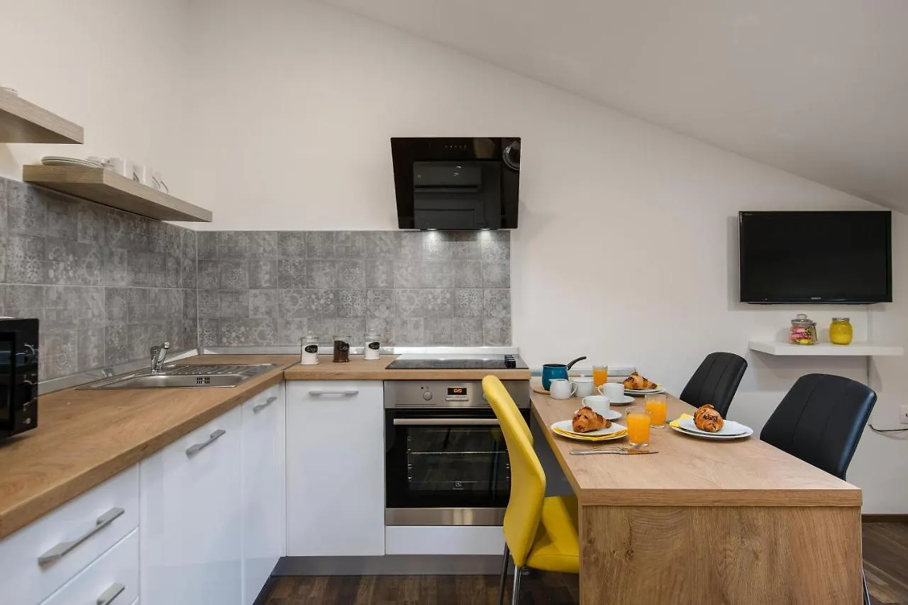 Hana - Attic Apartment In City Center Pula