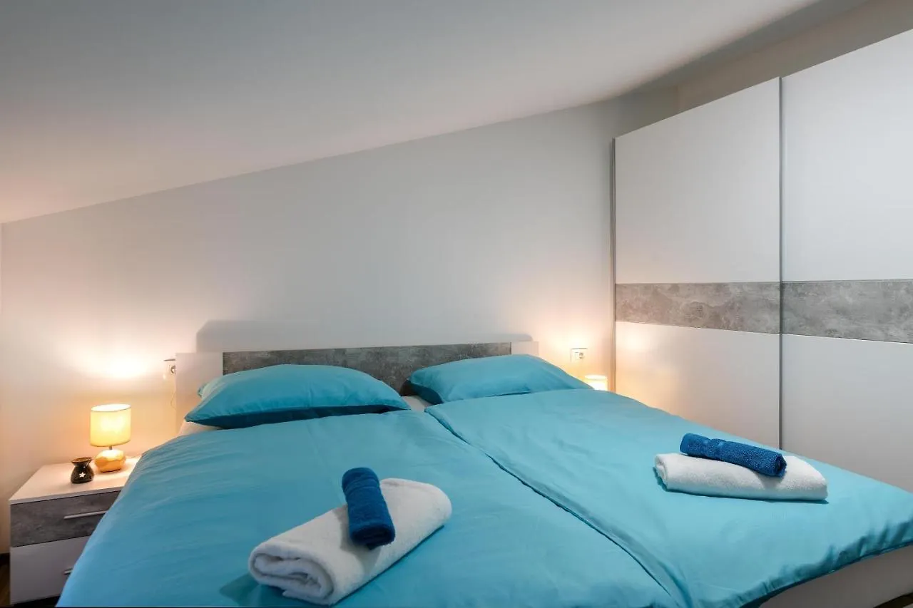 Hana - Attic Apartment In City Center Pula